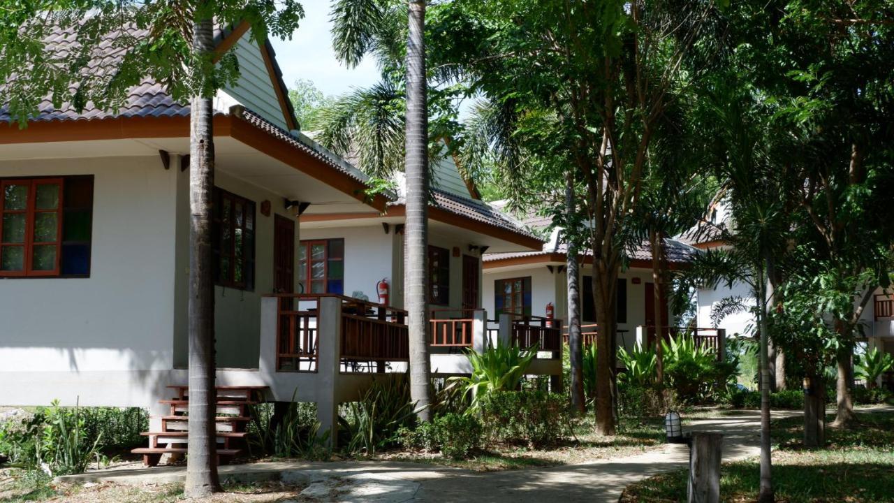 Resort Railumpoo Nakhon Sawan Eksteriør bilde
